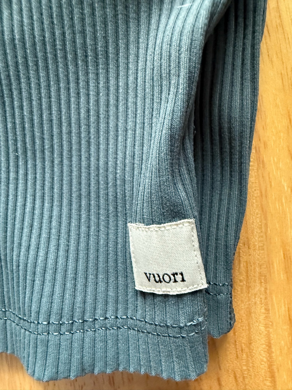 Like new Vuori Ribbed Blue Strappy Tank Top size M with lined bra - Picture 4 of 6